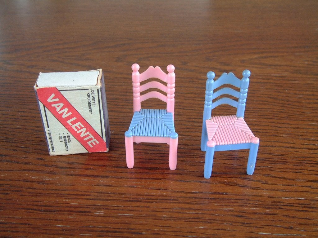 2 klein roze-blauw poppenhuis stoeltje voor pop ca 1960-1970, Verzamelen, Ophalen of Verzenden, Gebruikt, Overige typen