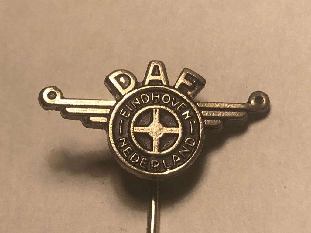 Metalen DAF EINDHOVEN NEDERLAND Speld., Verzamelen, Verzenden, Zo goed als nieuw, Transport, Speldje of Pin