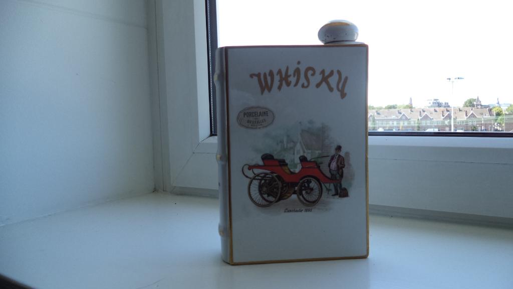 Porseleinen whisky fles is gebruikt zonder inhoud.kurk, Ophalen, Gebruikt