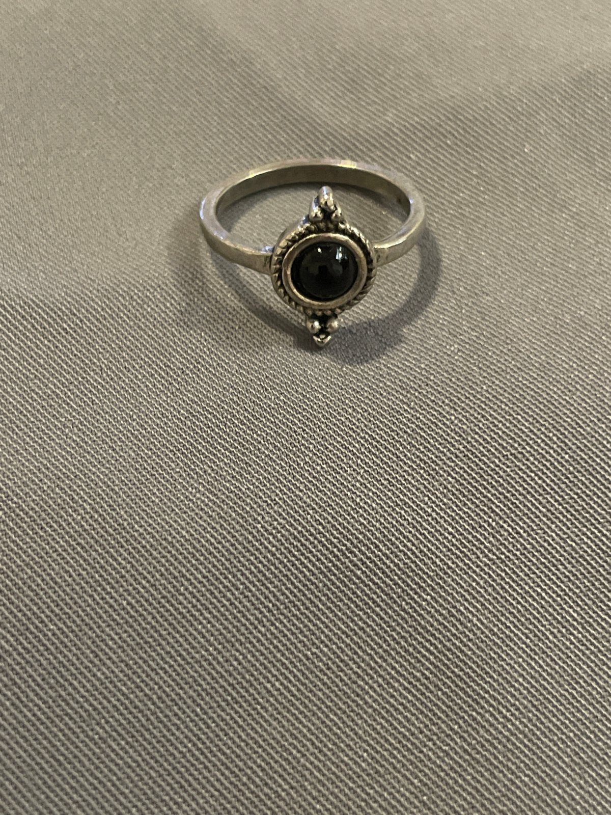 Zilverkleurige ring met zwarte steen, Gebruikt, Ophalen of Verzenden, 17 tot 18, Met edelsteen