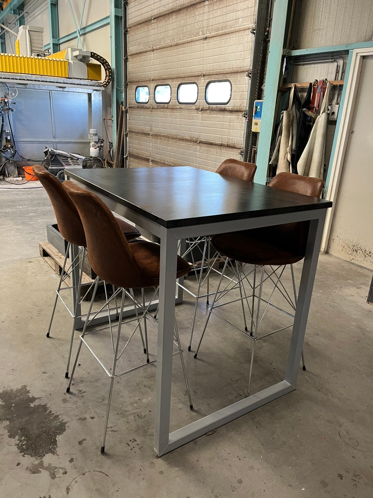 Hoge Tafel met Xamma Leather Blad + 4 Bruine Leren Stoelen, Ophalen, Gebruikt, Inclusief barstoelen
