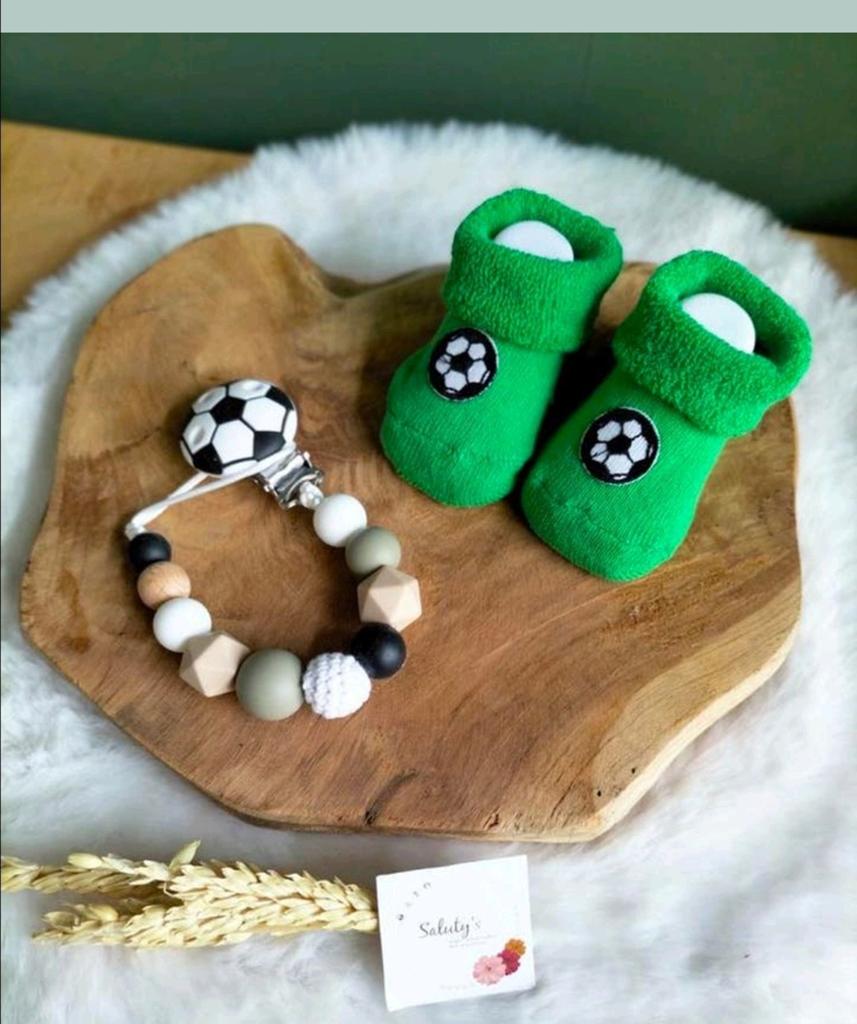 Nieuw, Cadeauset • Speenkoord & sokjes 'Voetbal, Jongetje of Meisje, Nieuw, Ophalen of Verzenden, Saluty's kinder- en kraamcadeaus