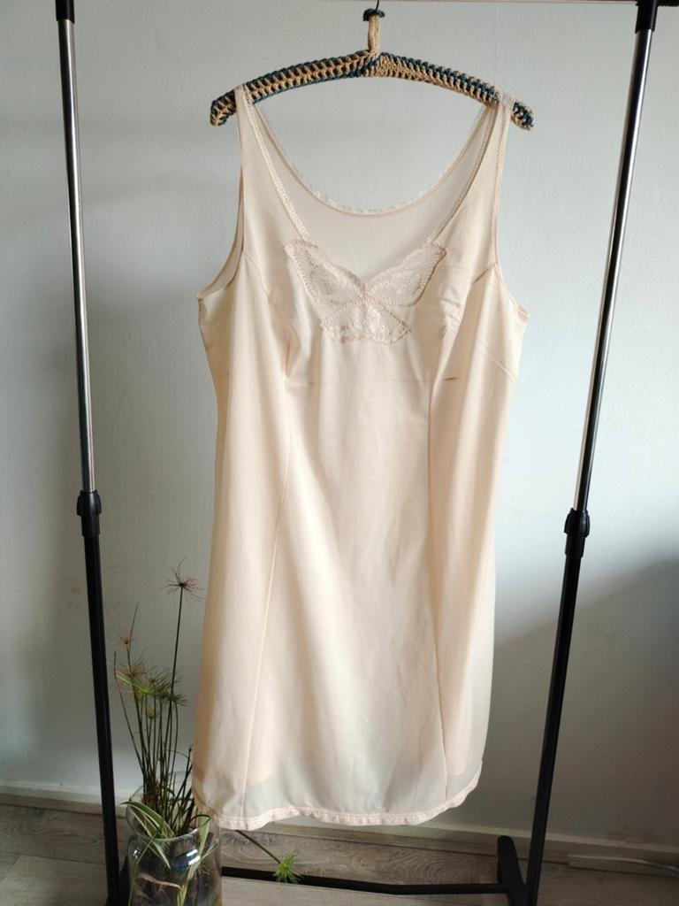 Vintage  satijn beige Nachtjapon met Kant - Maat L, Onbekend, Ophalen of Verzenden, Roze, Nachtkleding