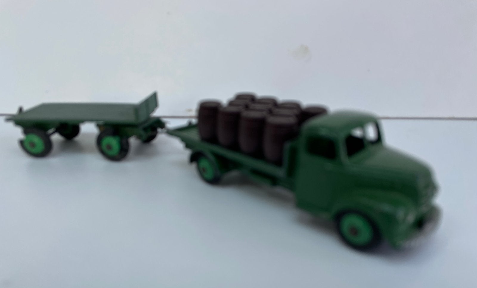 Dinky Toys Fordson Vrachtwagen met Aanhanger en Vaten, Ophalen of Verzenden