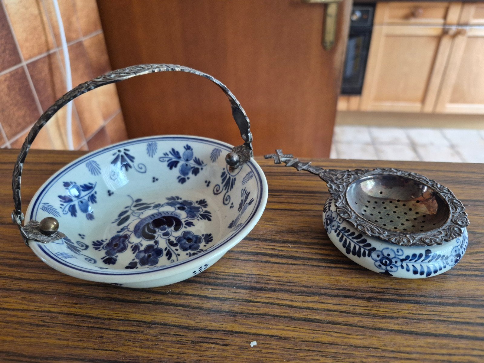 Delfts Blauw Theezeefje en Kommetje - Handgeschilderd Hollan, Antiek en Kunst, Ophalen