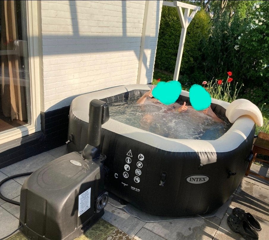 Intex Jacuzzi Jet & Bubble deluxe - 4 volwassenen, Tuin en Terras, Bubbelbaden en Hottubs, Ophalen, Zo goed als nieuw, Afdekzeil