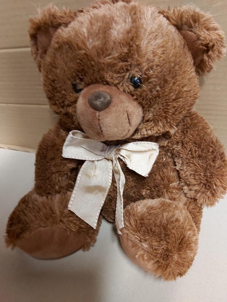 Nieuwe schattige bruine beer knuffel met strik, Beer, Nieuw, Ophalen of Verzenden, Met kleding of accessoire