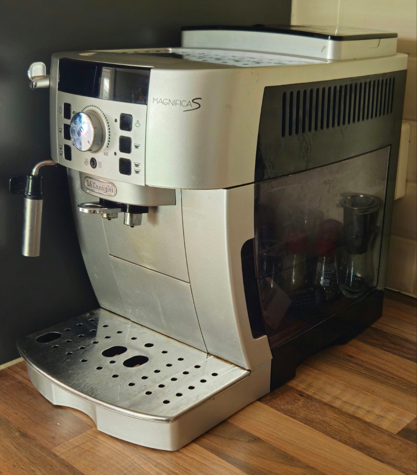 DeLonghi Magnifica S volautomatische espressomachine, Gebruikt, Espresso apparaat, Ophalen of Verzenden, 4 tot 10 kopjes