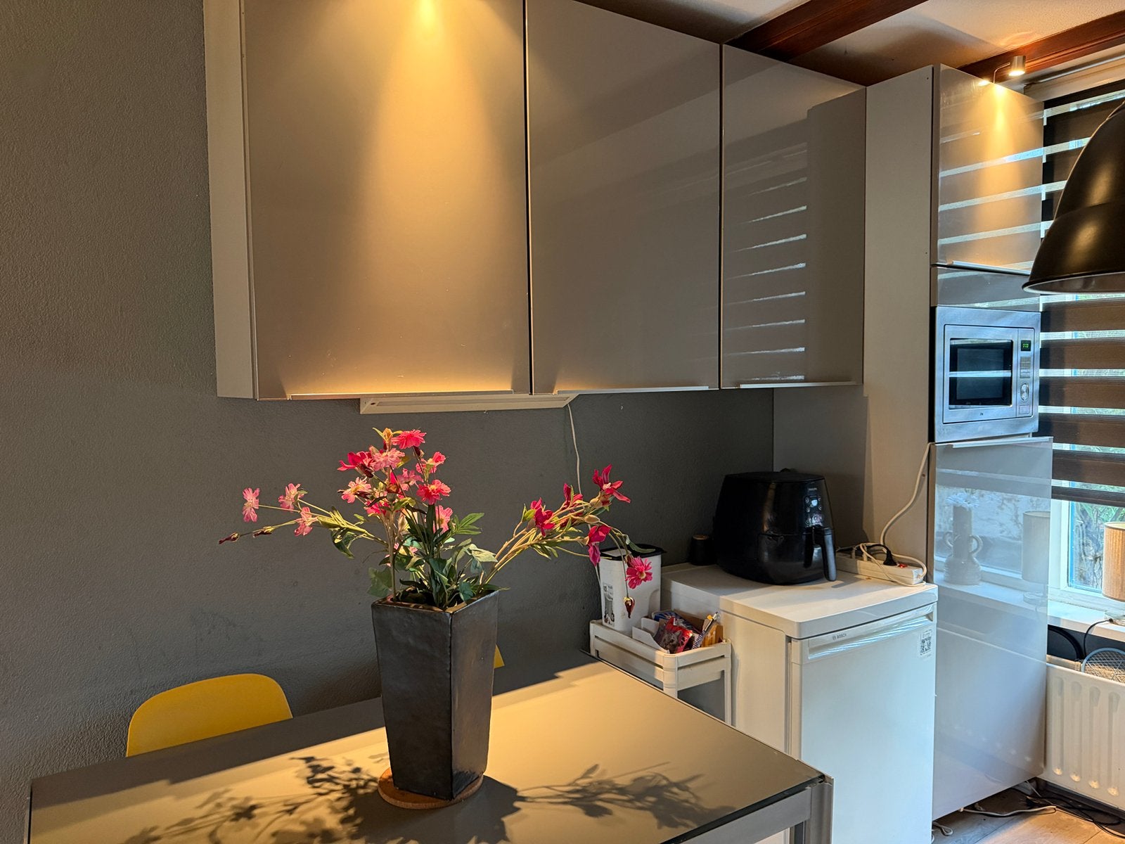 Foto 5 van Hoogglans zilverkleuringe keukenkasten