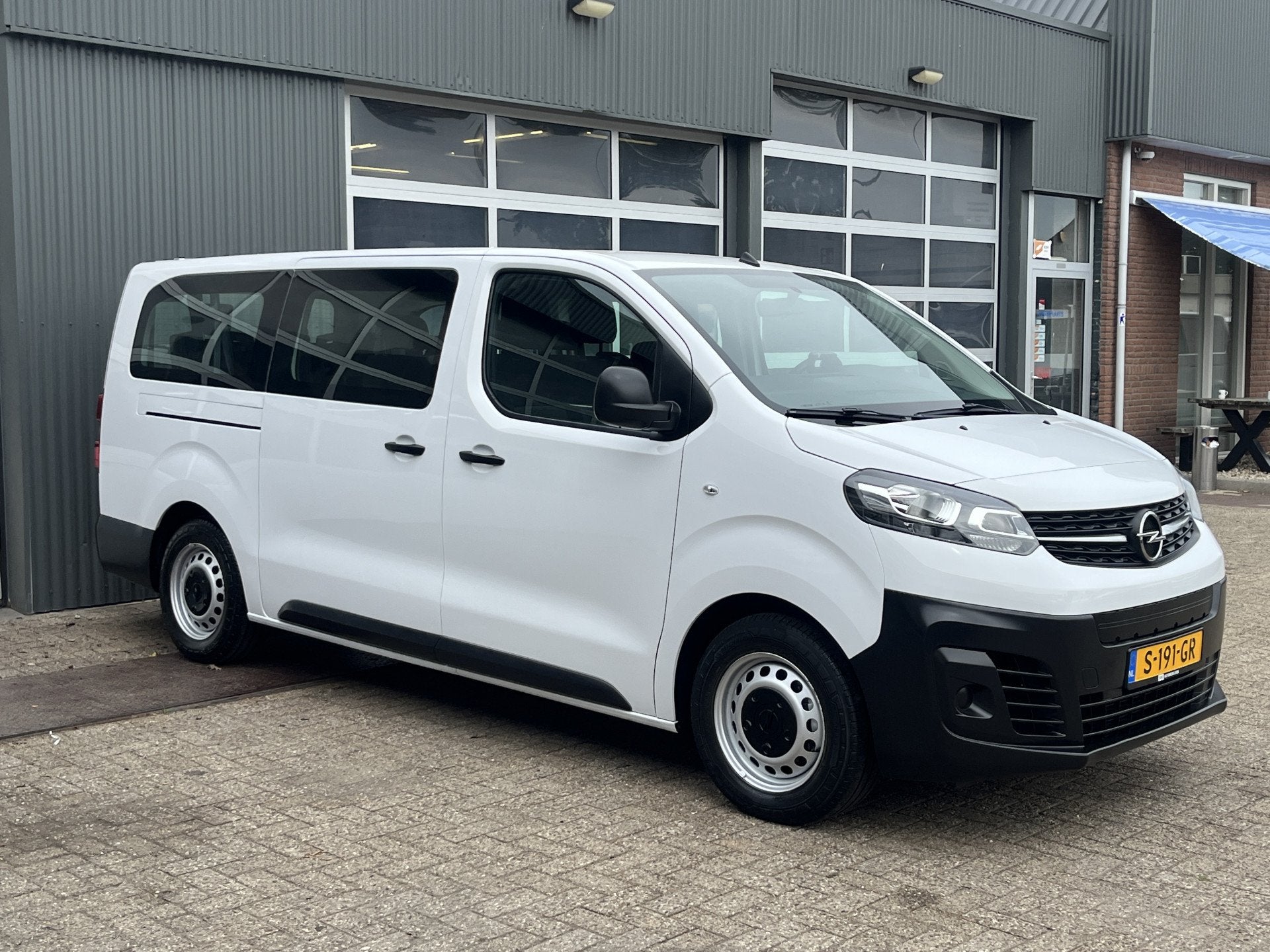 Opel Vivaro-e Combi L3H1 75 kWh 100% Elektrische Rolstoel 9-, Auto's, Opel, Zwart, Overige carrosserieën, 110 €/maand, Wit