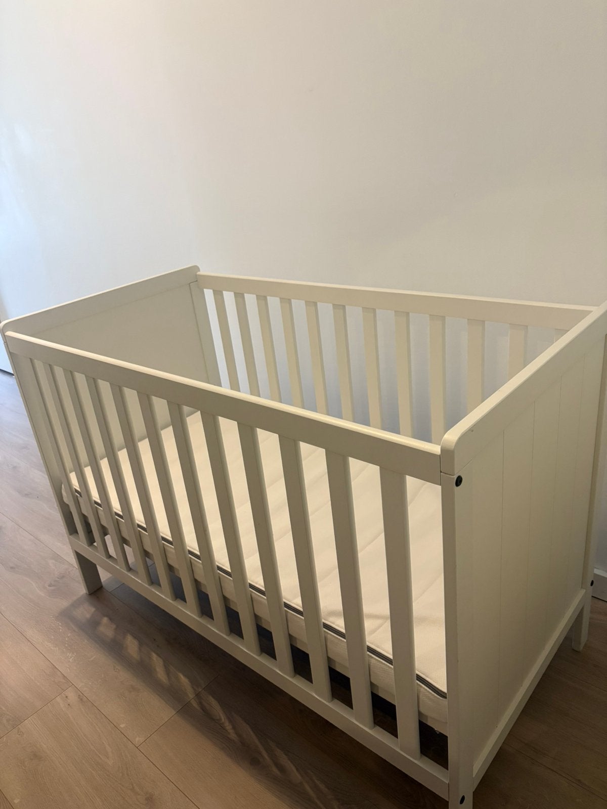 Ledikant Babybed & Matras 120 x 60 cm. ZSM ophalen!, Ophalen of Verzenden, Zo goed als nieuw, Ledikant