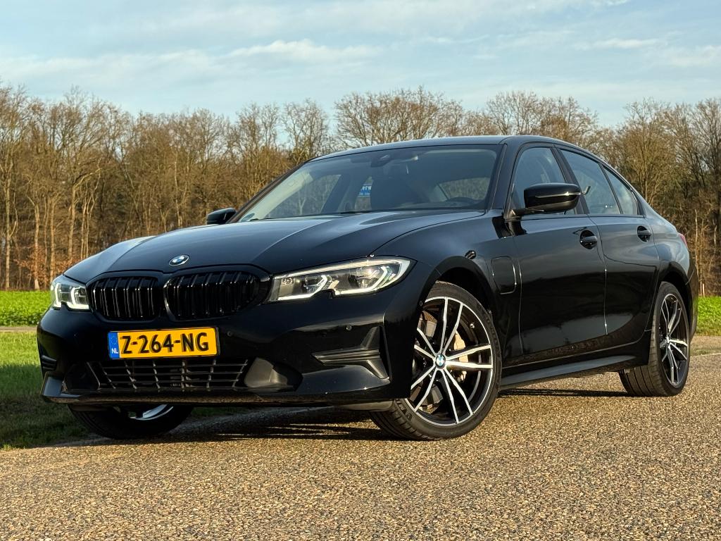 BMW 330e | 19” | Head-Up | Comfort Access | Laserlicht, Auto's, Achterwielaandrijving, Zwart, Zwart, Plug-in hybride