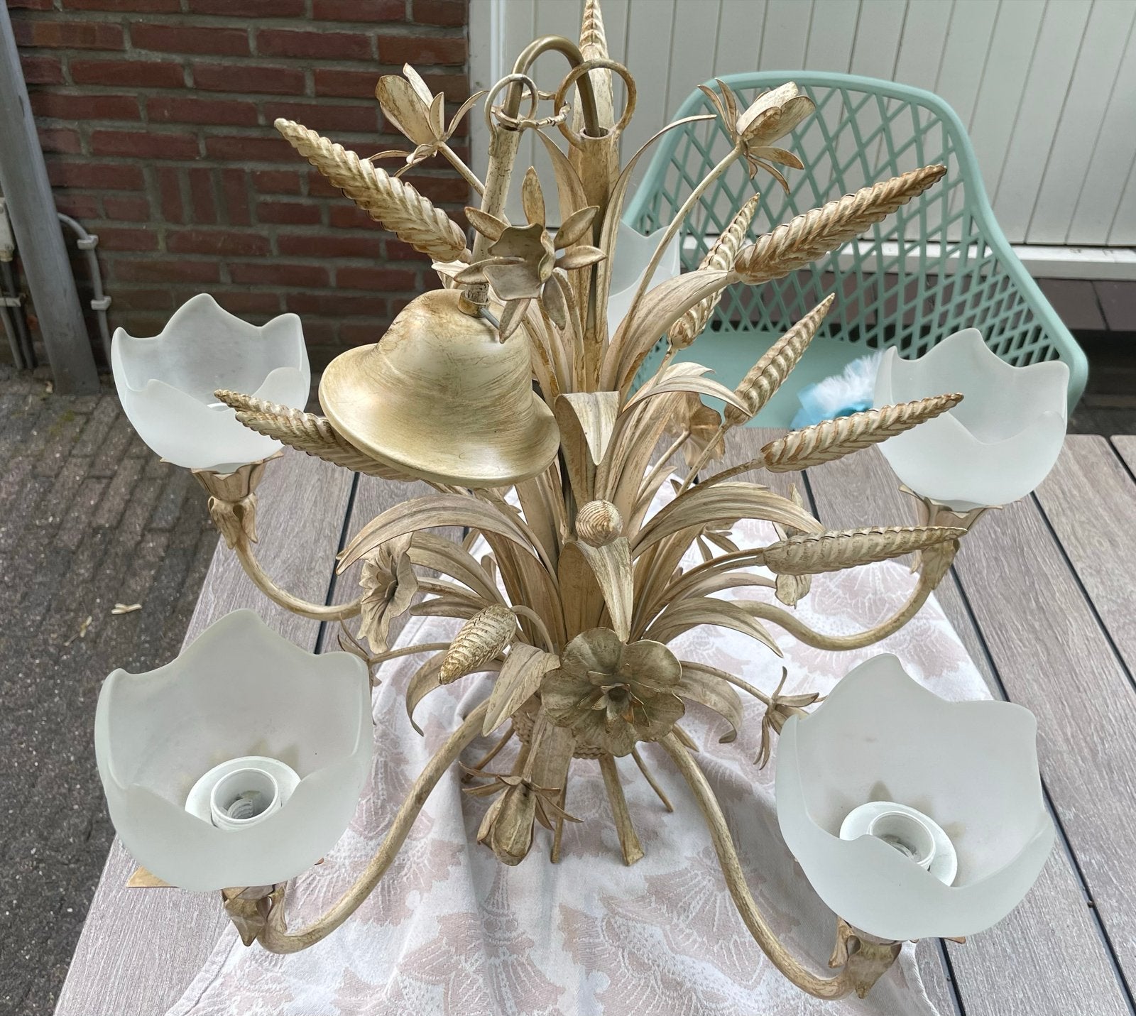 Twee Hans Kögl kroonluchters met korenaren en bloemen, Ophalen