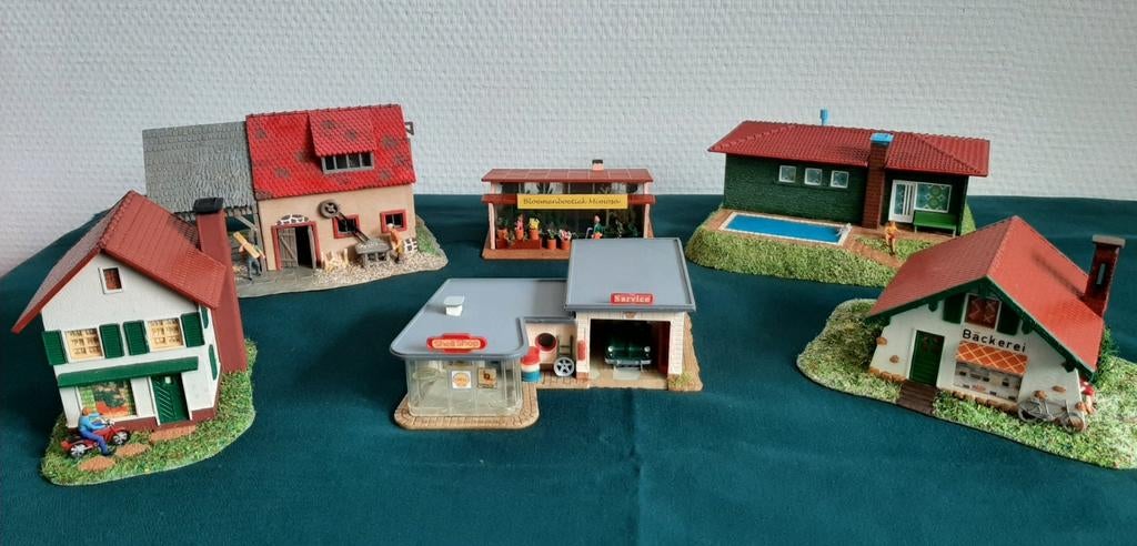 H0 huisjes, auto, brommer en 10 figuurtjes voor modelspoor, Hobby en Vrije tijd, Modeltreinen | H0, Ophalen of Verzenden