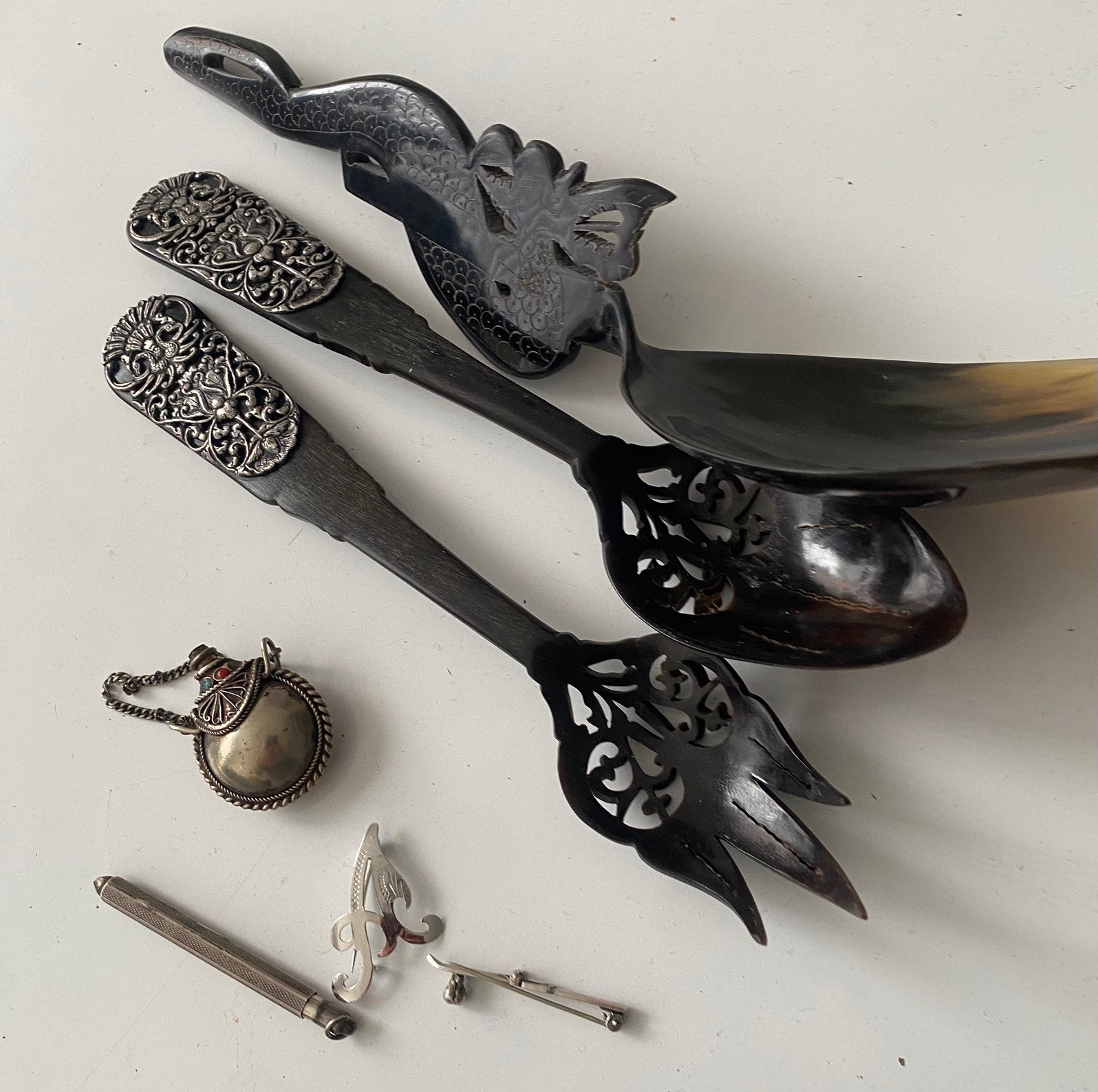 Djokja zilveren sla couvert   wat zilveren broches, Verzenden, Zilver