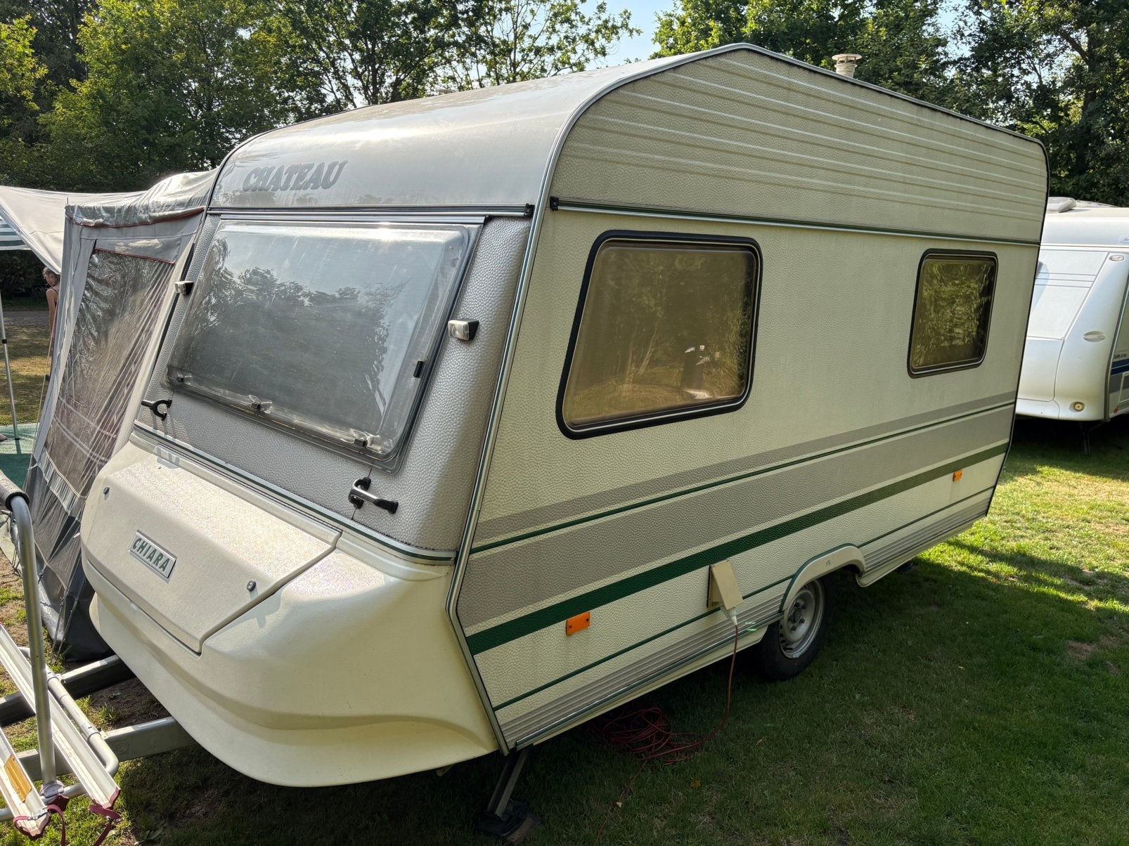 Chateau Chiara 400 incl. voortent, luifel, en fietsdrager, Caravans en Kamperen, Particulier, Tot en met 4, 2 aparte bedden, Standaardzit