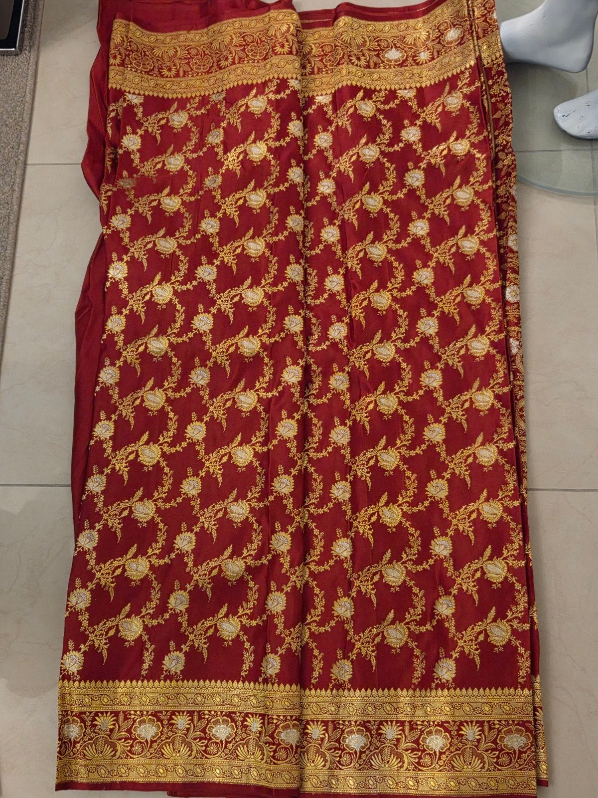 Prachtige Banarasi Sari - Rood met Gouden Borduurwerk, Maat 46/48 (XL) of groter, Ophalen of Verzenden, Onbekend, Zo goed als nieuw