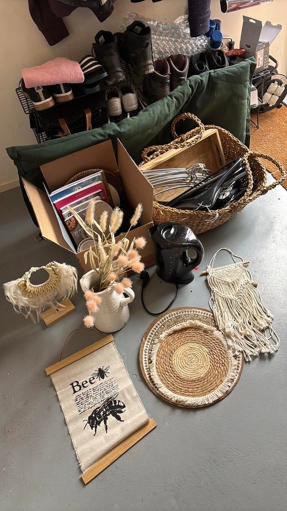 Gratis rommelmarktspullen decoratie servies kookboeken etc, Ophalen, Gebruikt