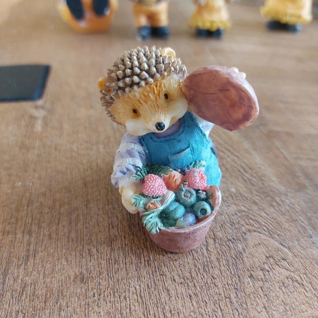 Egelbeeldje met mandje bessen, Ophalen of Verzenden, Zo goed als nieuw
