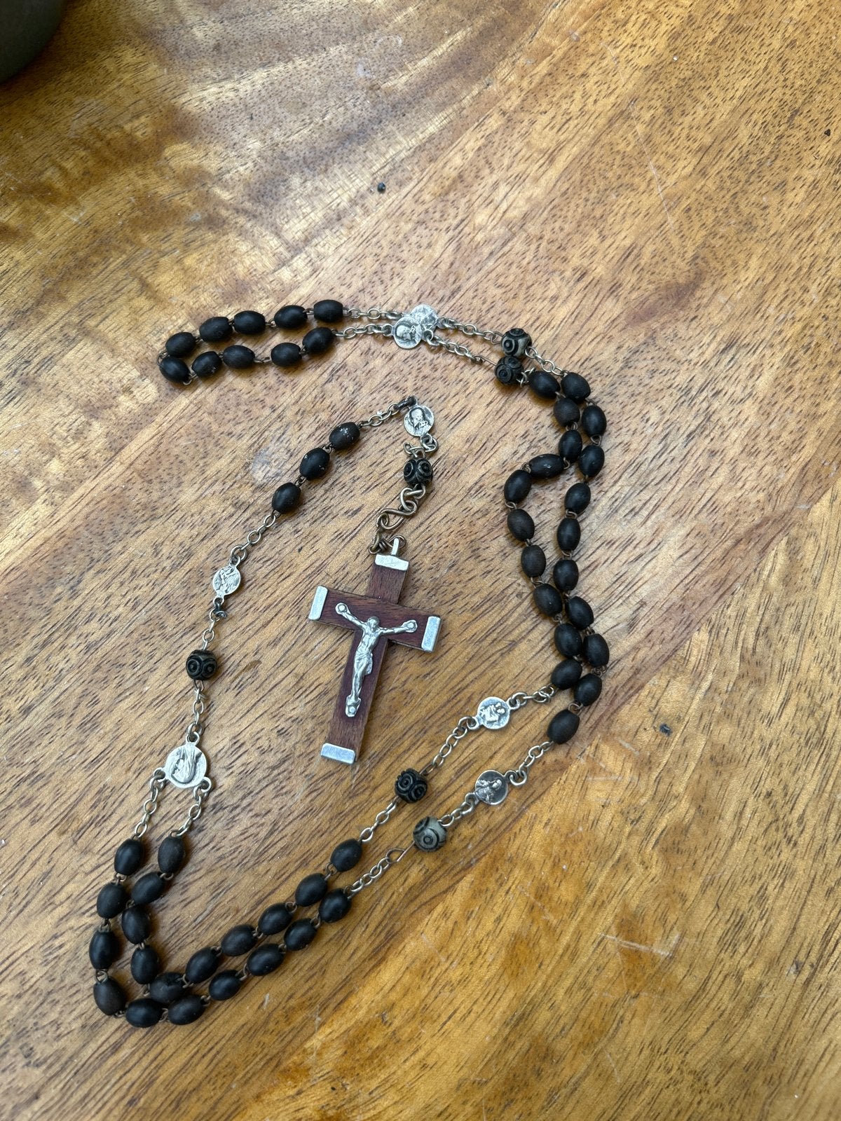 Vintage Rozenkrans met Houten Kralen en Zilverkleurig Kruis, Ophalen of Verzenden