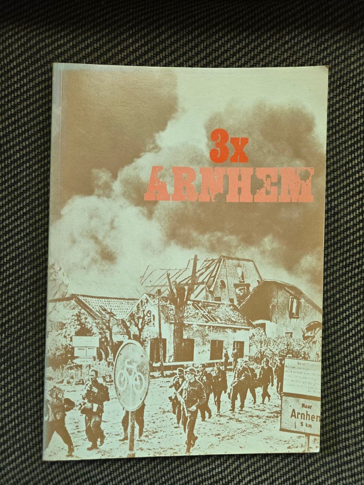 Boek 3x Arnhem over 3 veldslagen om Arnhem in WOII, Ophalen of Verzenden, 20e eeuw of later, Gelezen