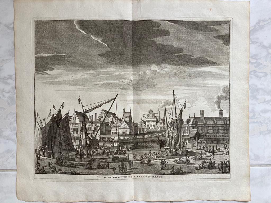 De Groote zee en rivier-vis-markt,  C.Commelin 1691, 31x25cm, Antiek en Kunst, Kunst | Etsen en Gravures, Origineel, 25 cm, Stadsgezicht