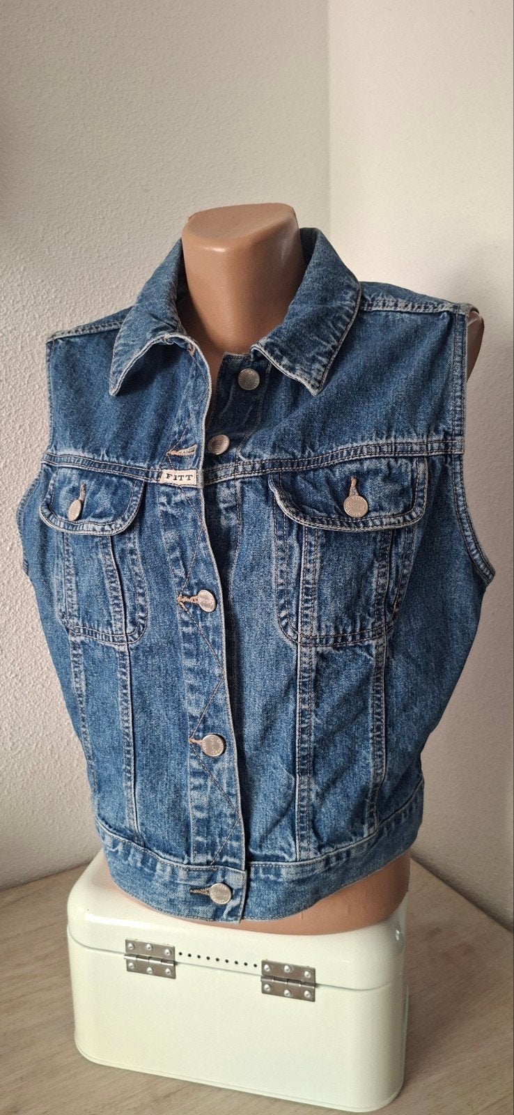Mouwloos spijkerjasje / gilet FITT Miss Etam maat L.
Voor ma, Blauw, Maat 42/44 (L), Ophalen of Verzenden, Zo goed als nieuw