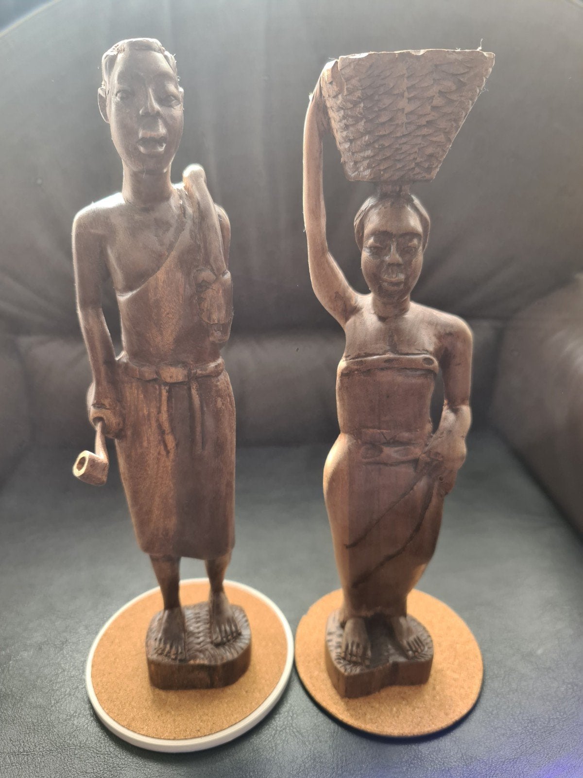 Houten beelden van Afrikaanse man en vrouw - 27 cm hoog, Groep mensen, Ophalen of Verzenden, 20 - 50 cm, Beeld