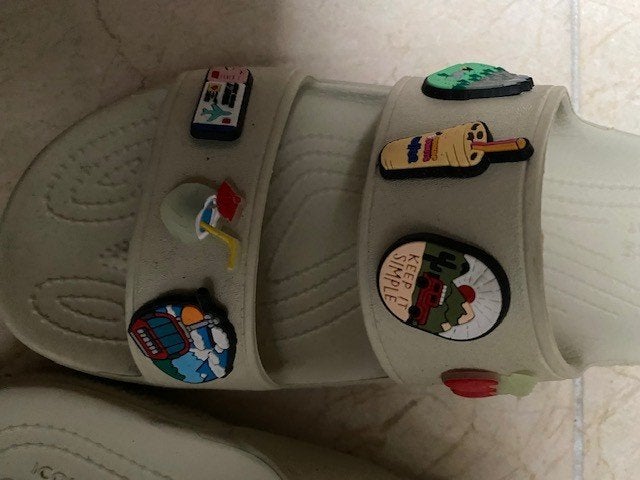 Heren slippers Crocs met Jibbitz maat 10 / 44, Slippers, Ophalen of Verzenden, Zo goed als nieuw, Overige kleuren