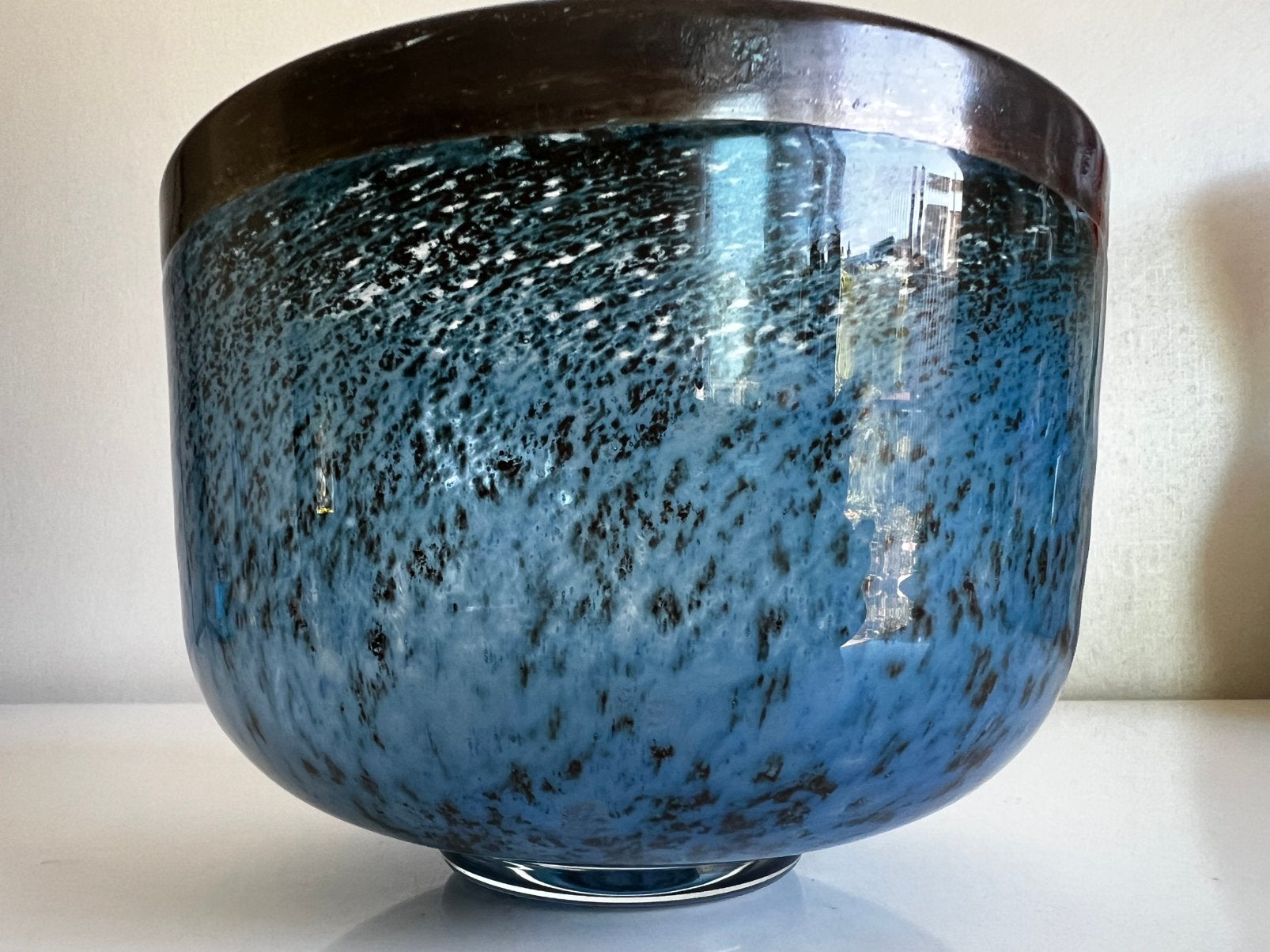Kosta Boda Art Collection Indigo Schaal Glas B. Vallien Ø17, Antiek en Kunst, Ophalen of Verzenden