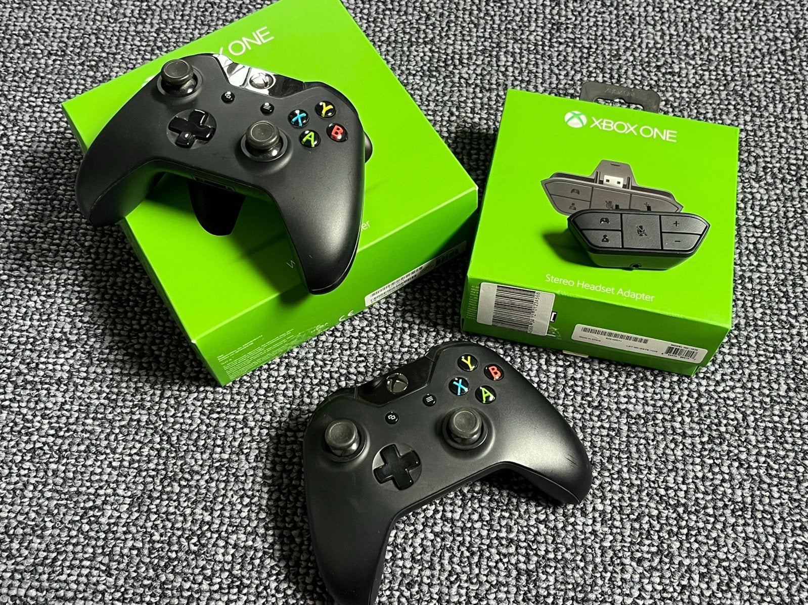 2x Xbox One Wireless Controller + Stereo Adapter — incl doos, Spelcomputers en Games, Spelcomputers | Xbox | Accessoires, Gebruikt