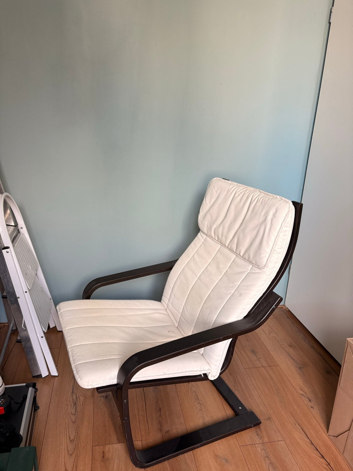 Comfortabele fauteuil met witte kussens, Huis en Inrichting, Stoelen, Ophalen, Gebruikt, Wit, Eén