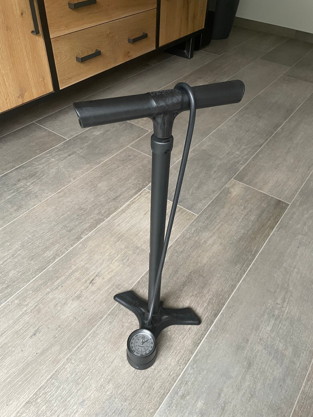 Lezyne Macro Floor Drive fiets pomp met drukmeter, Ophalen of Verzenden, Drukmeter, Zo goed als nieuw