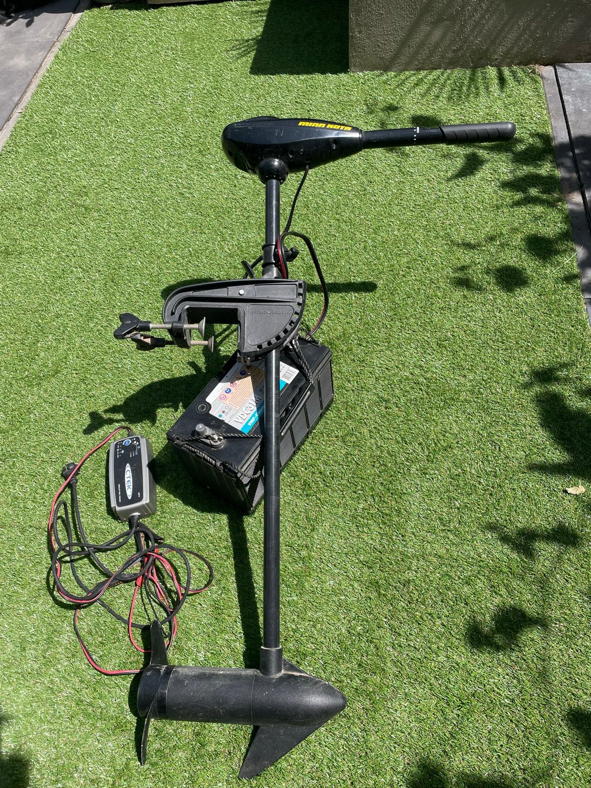 Minn Kota Endura C2 30 Lbs elektromotor met accu en lader, Ophalen, Zo goed als nieuw, Motor en Techniek