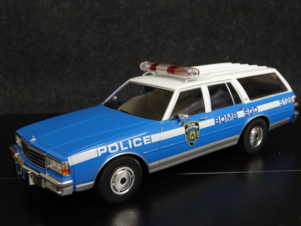 MCG 1:18 1985 Chevrolet Caprice Estate Wagon NYPD bomb squad, Overige merken, MCG, Auto, Nieuw