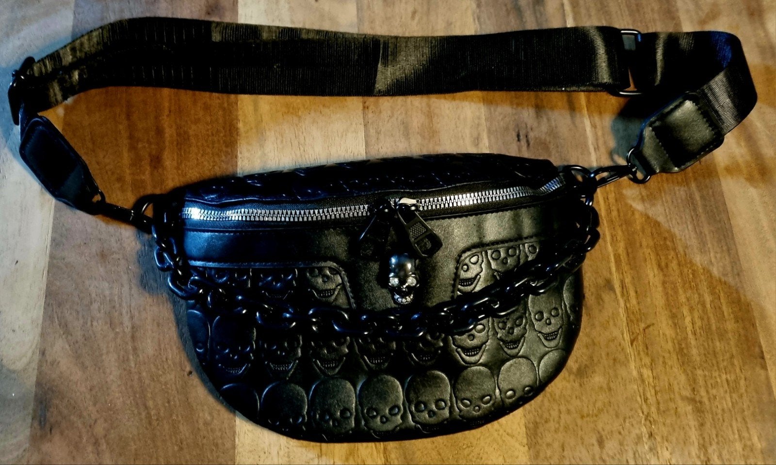 Zwarte heuptas met schedel reliëf en ketting, Ophalen of Verzenden, Nieuw, Zwart