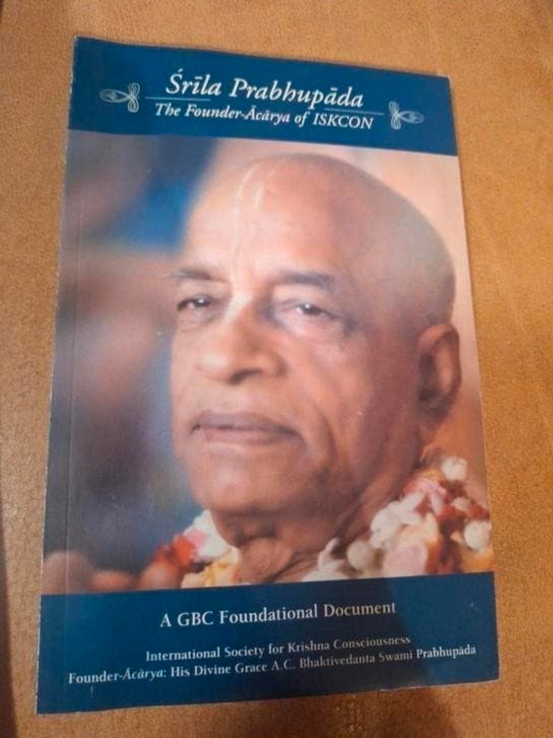 Srila Prabhupada: Stichter-acharya van ISKCON, Boeken, Achtergrond en Informatie, Ophalen of Verzenden, Zo goed als nieuw, Spiritualiteit algemeen