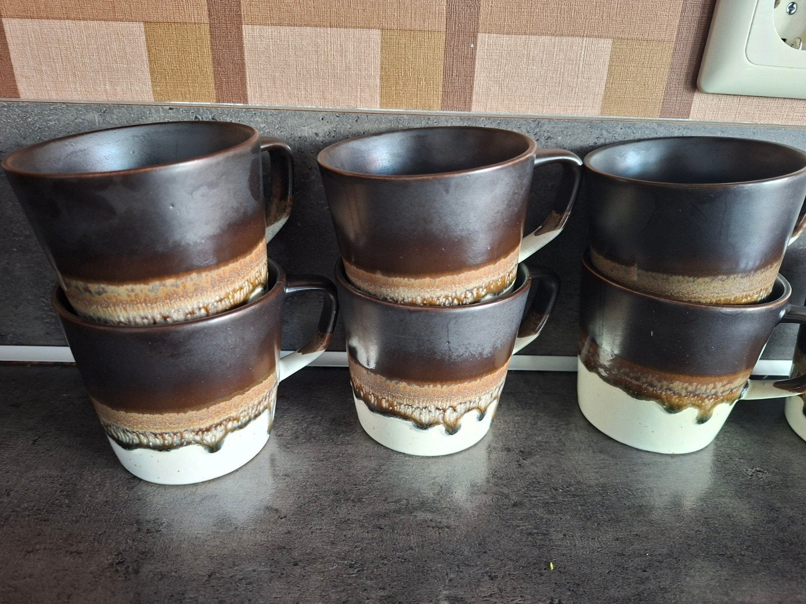 7 retro aardewerk mokken / koffiebekers bruin crème keramiek, Ophalen of Verzenden, Zo goed als nieuw, Overige stijlen, Kop(pen) en/of Schotel(s)