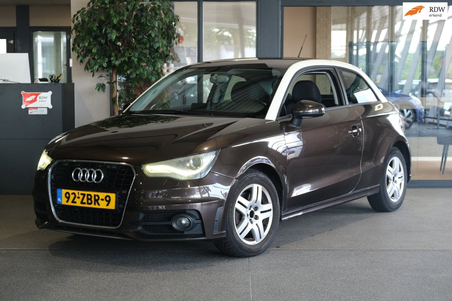 Audi A1 1.4 TFSI S-Line S-Tronic Navi Xenon Cruise Airco, Auto's, Audi, Euro 5, Stof, Bruin, 4 stoelen