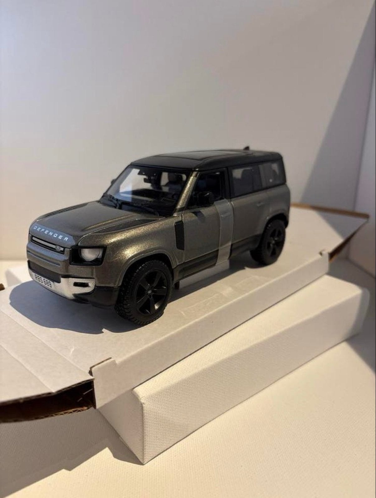 Bburago 2022 Land Rover Defender 110 - Nieuw in doos, Auto, Nieuw, Ophalen of Verzenden, Bburago