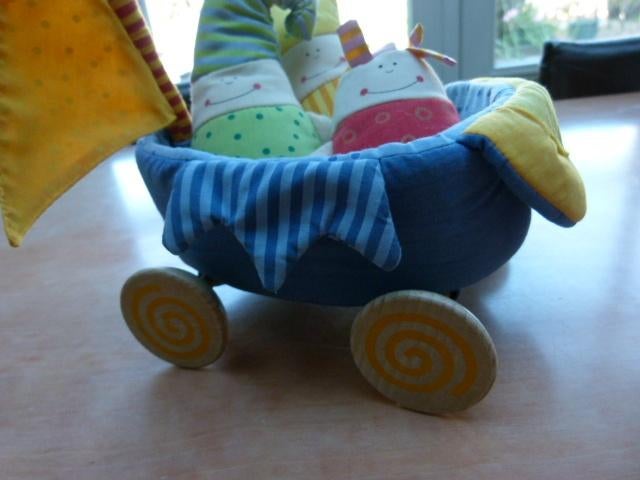 Vintage stoffen bootje houten wieltjes popjes HABA, Ophalen of Verzenden, Zo goed als nieuw, Overige typen, Met wieltjes