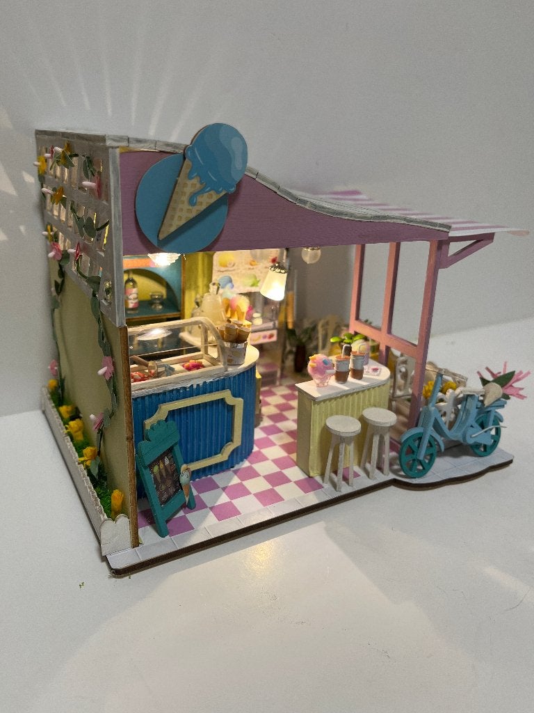 Miniaturen Poppenhuis - ICE CREAM PARLOUR – ijssalon, Hobby en Vrije tijd, Knutselen, Verzenden, Zo goed als nieuw, Knutselwerk