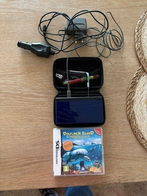 Nintendo DS Lite met Dolfijnen Eiland game en accessoires, Spelcomputers en Games, Met games, Gebruikt, Blauw, Ophalen of Verzenden