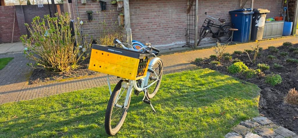 Licht blauwe fiets met gele krat, Fietsen en Brommers, Fietsen | Dames | Damesfietsen, Ophalen, Gebruikt, Overige merken