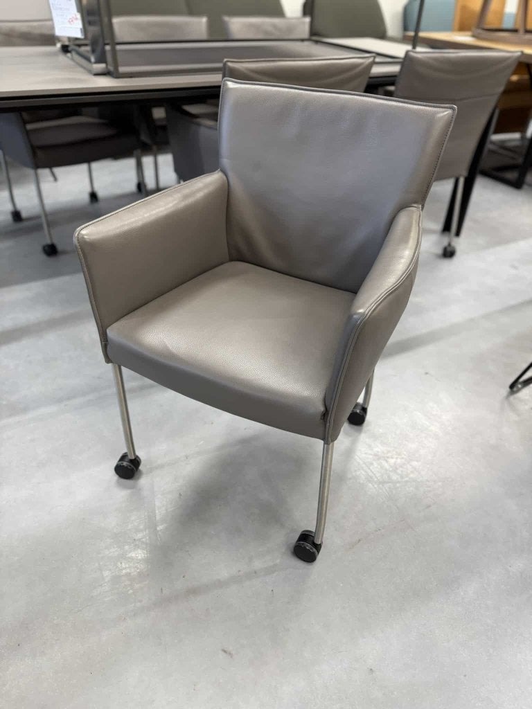 2 Design on Stock Amra eetkamerstoel grijs leer wiel stoel, Twee, Gompenstraat 15, Leer, Ophalen of Verzenden
