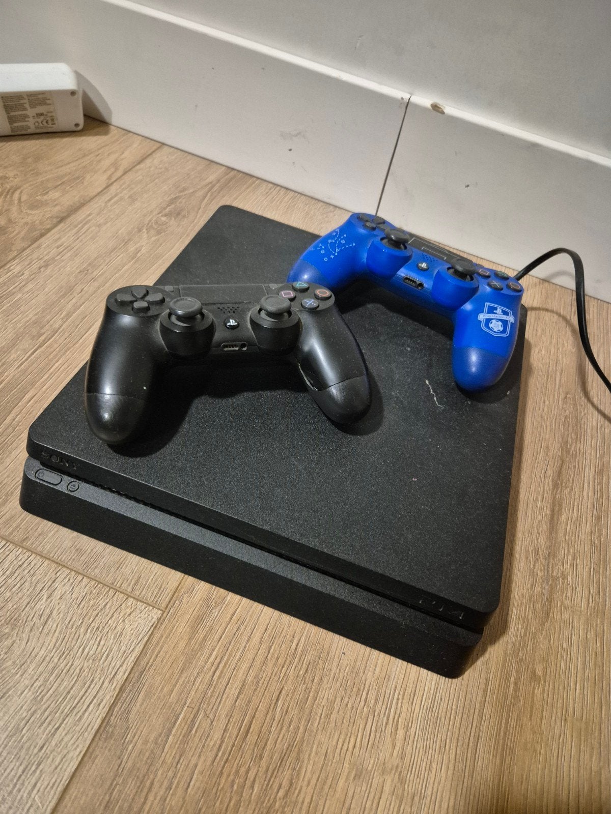 PS4 met disc en harde schijf en 2 controllers en 7 x FIFA/FC, Ophalen, Zo goed als nieuw, Eén computer, Sport