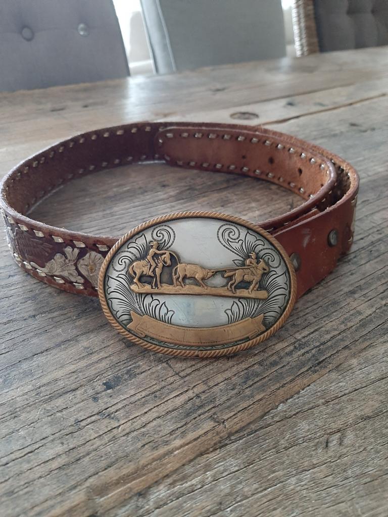Leren riem met western buckle 5 euro, Kleding | Dames, Riemen en Ceinturen, Echt leder, 90 tot 100 cm, Tailleriem, Ophalen of Verzenden