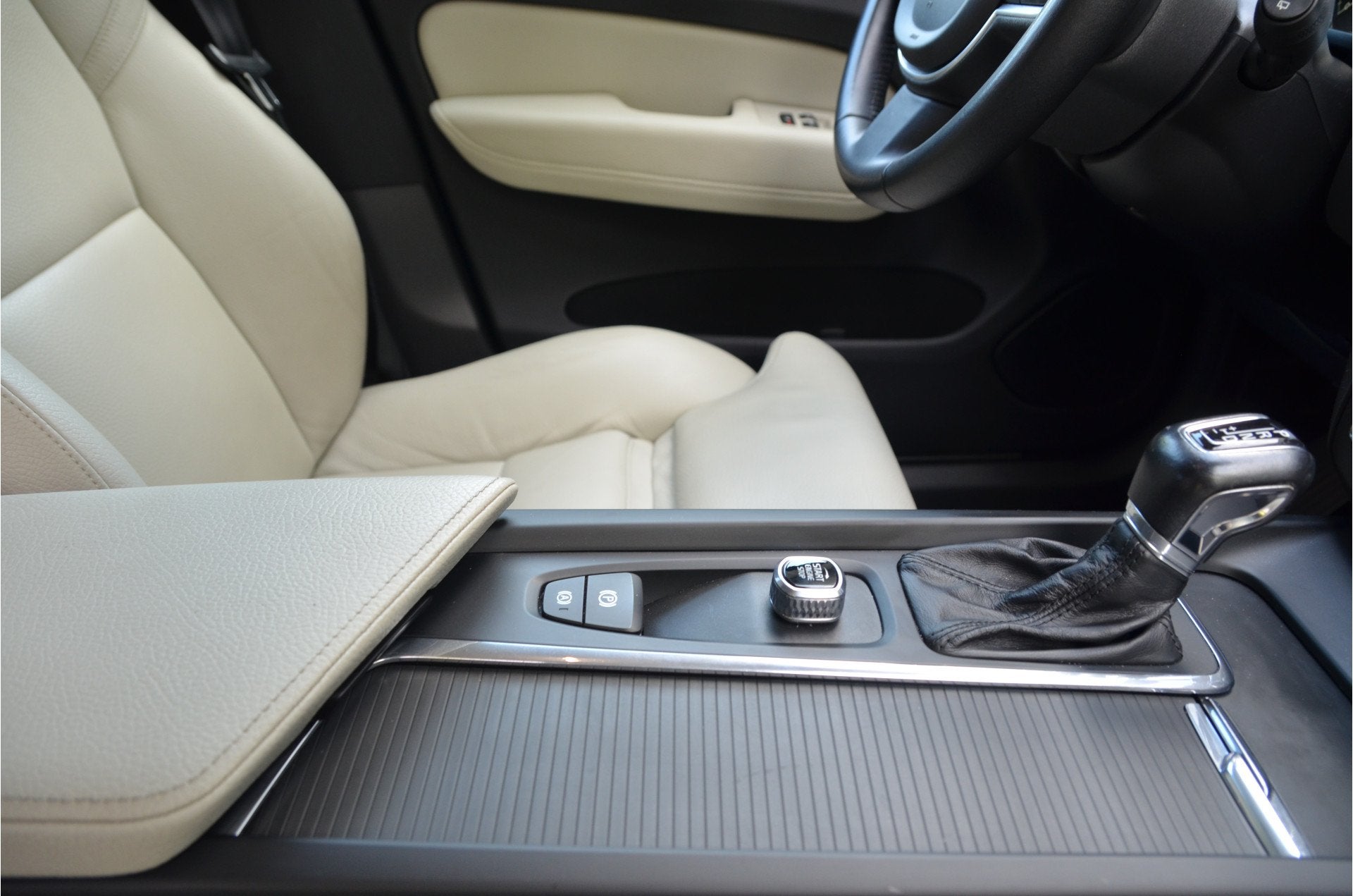 Volvo XC60 2.0 T5 Momentum Leder, 18" Alu, Harmon, Trekhaak, Gebruikt, 4 cilinders, Blauw, Bedrijf