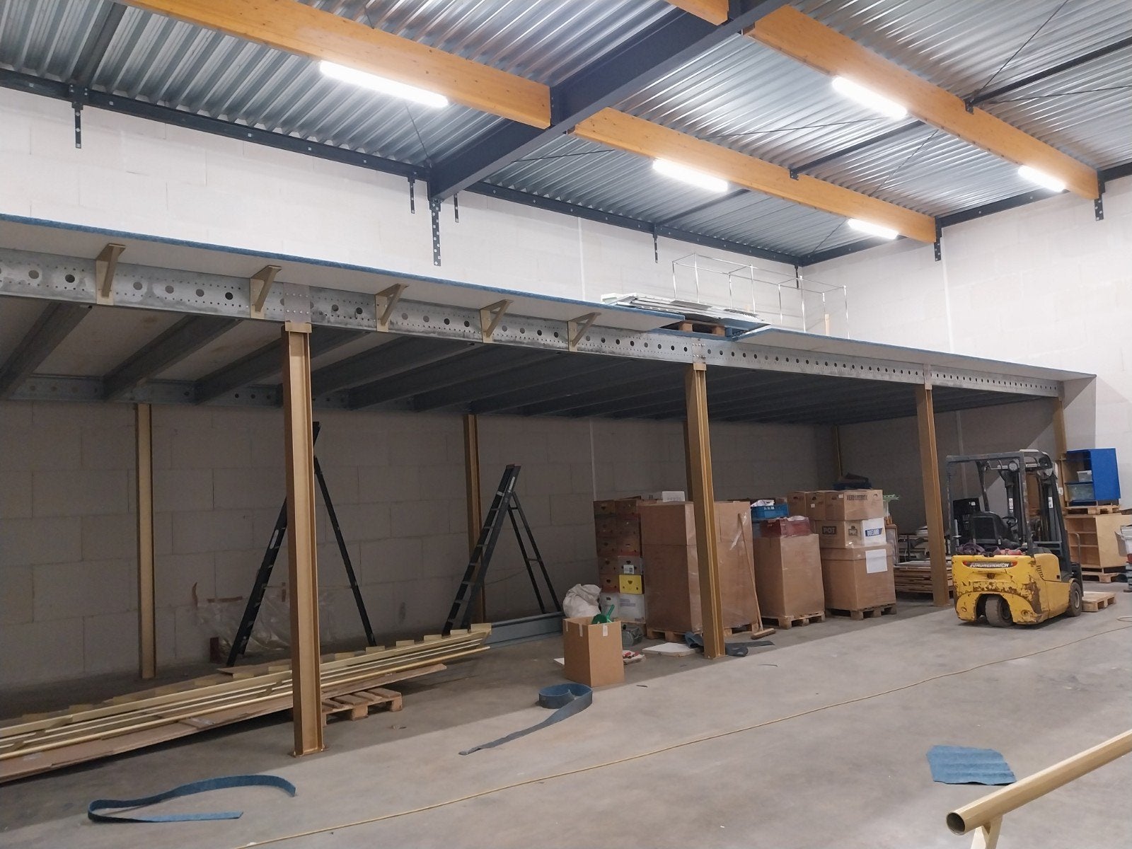 entresol, verdiepingsvloer zolder ca. 120 m², 20x5x3.60, Ophalen