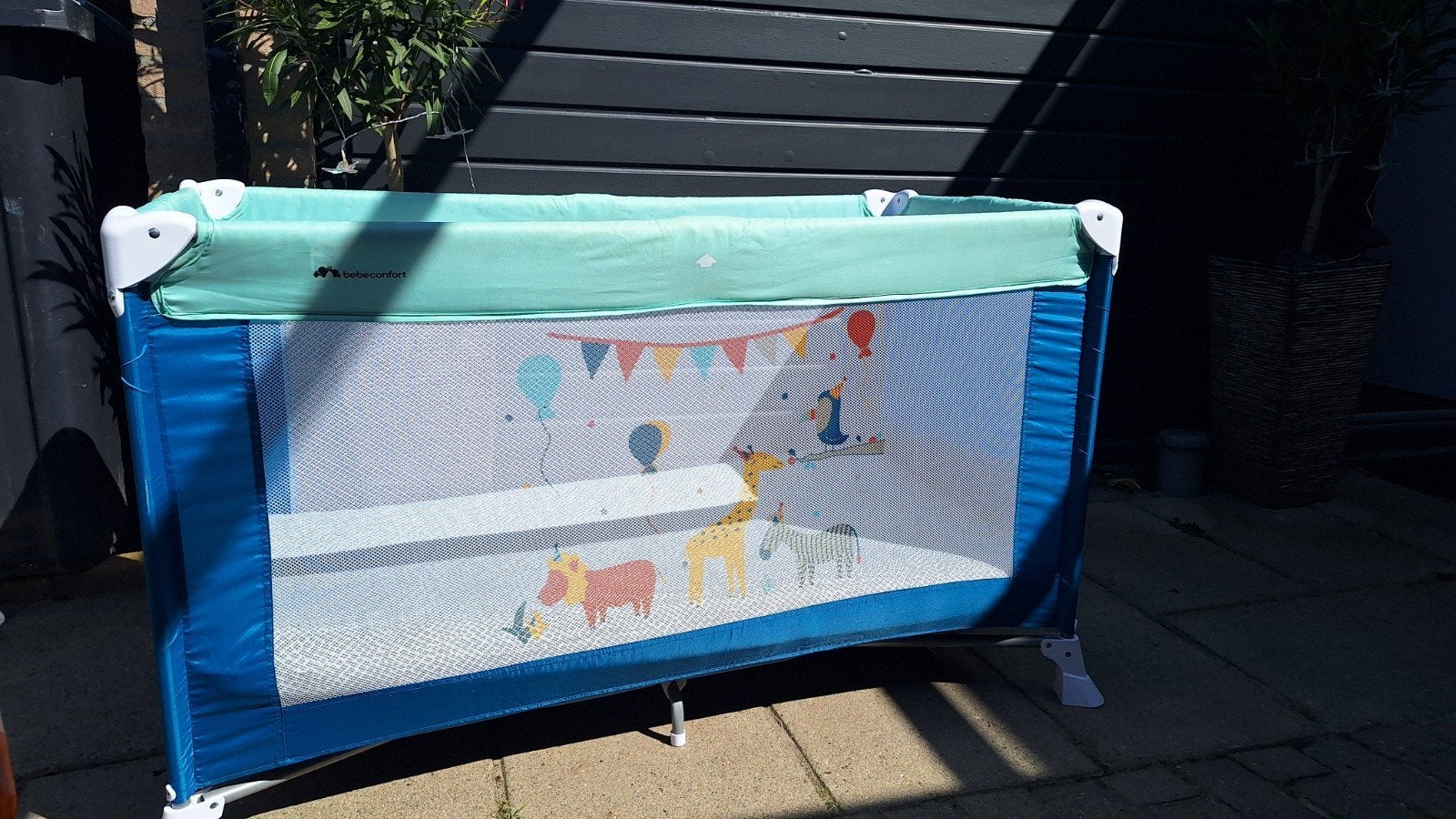 Praktisch campingbedje 60x120 met matras en slaapzak, Kinderen en Baby's, Kinderkamer | Bedden, Ophalen, Zo goed als nieuw, Minder dan 140 cm